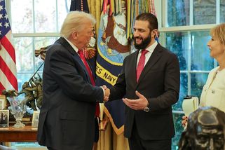 Kolik máte manželek, zeptal se Trump syrského prezidenta, když jej postříkal vlastní kolínskou - Novinky